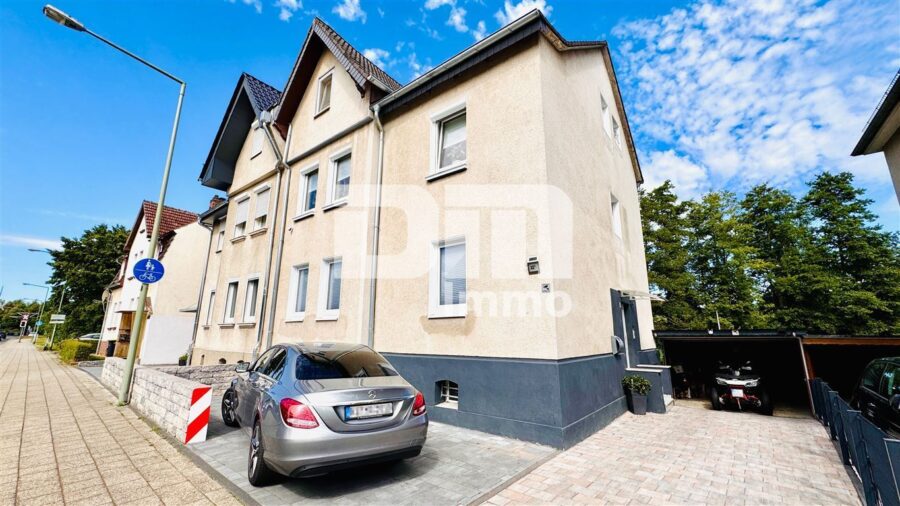 Umfangreich saniertes Zweifamilienhaus + Carport auf großem Grundstück mit Traumgarten - Frontansicht Titel